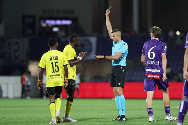 13.August.2026 - SOCCER - 2026 27 UEFA Conference League, Third Qualifying Round, 2nd Leg, FK Austria Wien vs Beitar Jerusalem Lukasz Kuzma (Referee) issues a yellow card Boris Takang (Beitar Jerusalem) Vienna Franz-Horr-Stadion (Generali-Arena) Vienna Austria Copyright: xYigitxOermex xPsxImagesxYigitxOermex xPsxImagesx
