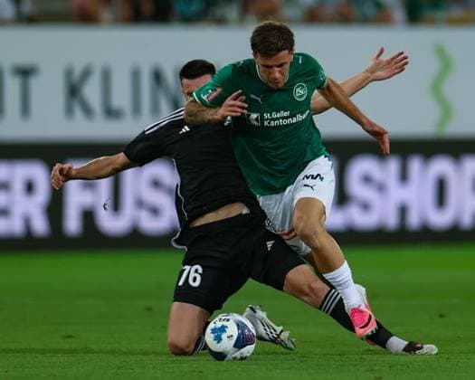 Hugo Vandermersch (28, FC St. Gallen 1879, re.) kann nur mit einem Foul durch Arli Përgjoni (76, FC Sheriff Tiraspol) am Torlauf gehindert werden Photo: Urs Ottiger  Copyright: xUrsxOttigerx Sportspressphoto_SPR205573