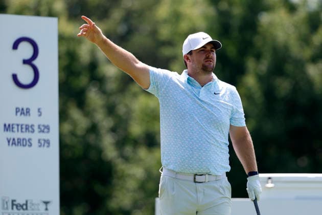 MEMPHIS, TN - AUGUST 13: Chris Gotterup of the United States points to the right as he watches his tee shot on No. 3 during the first round of the FedEx St. Jude Championship, August 13, 2026, at TPC Southwind in Memphis, Tennessee. (Photo by Matthew Maxey Icon Sportswire) GOLF: AUG 13 PGA, Golf Herren FedEx St. Jude Championship EDITORIAL USE ONLY Icon260813052