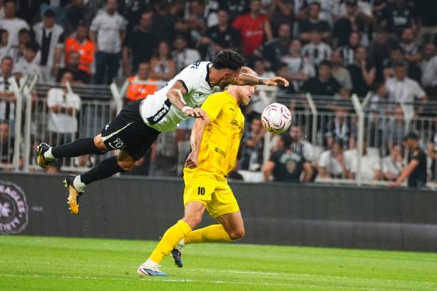 ISTANBUL, TURKEY - AUGUST 13: Emirhan Topcu (L) of Besiktas and Mick Van Buren (10) of Hradec Kralove during the UEFA Europa League 2026 27 third qualifying round second leg match between Besiktas JK and Hradec Kralove at Besiktas Park on August 13, 2026 in Istanbul, Turkey. Istanbul Besiktas Turkey Copyright: xSeskimphotox Besiktas-Hradec-1308 (96)