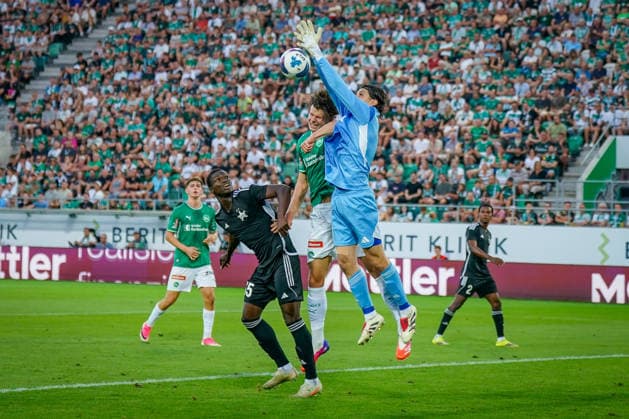 Fussball: Schweiz: UEFA Conference League 2026 27, Qualifikation, 3. Runde, Rückspiel, 13.08.2026 - FC St. Gallen 1879 (Schweiz) vs. Sheriff Tiraspol (Republik Moldau) - Berit Sitterstadion (St. Gallen): Emil Timbur (Sheriff Tiraspol, 1) in Aktion mit Bourama Fomba (Sheriff Tiraspol, 35) *** Swiss Soccer UEFA Conference League 2026–27, Qualifying Round 3, Second Leg, August 13, 2026 FC St. Gallen 1879 (Switzerland) vs. Sheriff Tiraspol (Republic of Moldova) Berit Sitter Stadium, St. Gallen Emil Timbur, Sheriff Tiraspol, 1 in action with Bourama Fomba, Sheriff Tiraspol, 35 Copyright: xJOERANxSTEINSIEKx