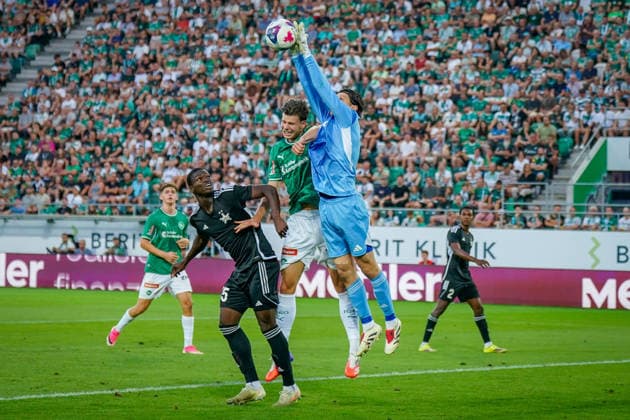 Fussball: Schweiz: UEFA Conference League 2026 27, Qualifikation, 3. Runde, Rückspiel, 13.08.2026 - FC St. Gallen 1879 (Schweiz) vs. Sheriff Tiraspol (Republik Moldau) - Berit Sitterstadion (St. Gallen): Emil Timbur (Sheriff Tiraspol, 1) in Aktion mit Bourama Fomba (Sheriff Tiraspol, 35) *** Swiss Soccer UEFA Conference League 2026–27, Qualifying Round 3, Second Leg, August 13, 2026 FC St. Gallen 1879 (Switzerland) vs. Sheriff Tiraspol (Republic of Moldova) Berit Sitter Stadium, St. Gallen Emil Timbur, Sheriff Tiraspol, 1 in action with Bourama Fomba, Sheriff Tiraspol, 35 Copyright: xJOERANxSTEINSIEKx