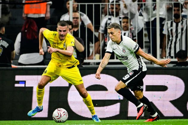 Besiktas v Hradec Kralove - UEFA Europa League ISTANBUL, TURKIYE - AUGUST 13: Leandro Trossard of Besiktas in action against Daniel Horak of Hradec Kralove during the UEFA Europa League third qualifying round second-leg match between Besiktas and Hradec Kralove at Tupras Stadium in Istanbul, Turkiye on August 13, 2026. Cem Tekkesinoglu Anadolu Istanbul Turkey. Editorial use only. Please get in touch for any other usage.  Copyright: x2026xAnadoluxCemxTekkesinoglux
