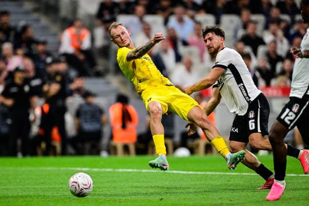 Besiktas v Hradec Kralove - UEFA Europa League ISTANBUL, TURKIYE - AUGUST 13: Salih Ozcan (6) of Besiktas in action against Ondrej Mihalik (L) of Hradec Kralove during the UEFA Europa League third qualifying round second-leg match between Besiktas and Hradec Kralove at Tupras Stadium in Istanbul, Turkiye on August 13, 2026. Cem Tekkesinoglu Anadolu Istanbul Turkey. Editorial use only. Please get in touch for any other usage.  Copyright: x2026xAnadoluxCemxTekkesinoglux