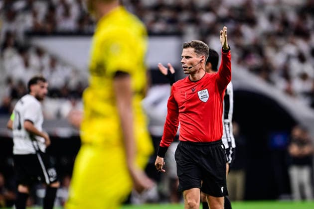 Besiktas v Hradec Kralove - UEFA Europa League ISTANBUL, TURKIYE - AUGUST 13: Referee Urs Schnyder Hernandez officiates the UEFA Europa League third qualifying round second-leg match between Besiktas and Hradec Kralove at Tupras Stadium in Istanbul, Turkiye on August 13, 2026. Cem Tekkesinoglu Anadolu Istanbul Turkey. Editorial use only. Please get in touch for any other usage.  Copyright: x2026xAnadoluxCemxTekkesinoglux