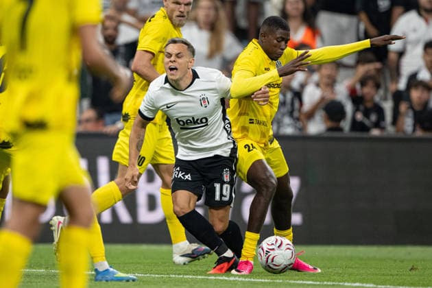 Besiktas v Hradec Kralove - UEFA Europa League ISTANBUL, TURKIYE - AUGUST 13: Leandro Trossard of Besiktas in action against Abdullahi Umar (24) of Hradec Kralove during the UEFA Europa League third qualifying round second-leg match between Besiktas and Hradec Kralove at Tupras Stadium in Istanbul, Turkiye on August 13, 2026. Celal Gunes Anadolu Istanbul Turkey. Editorial use only. Please get in touch for any other usage.  Copyright: x2026xAnadoluxCelalxGunesx