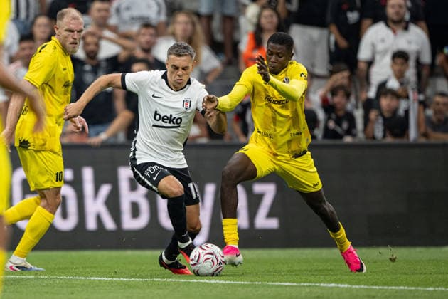 Besiktas v Hradec Kralove - UEFA Europa League ISTANBUL, TURKIYE - AUGUST 13: Leandro Trossard of Besiktas in action against Abdullahi Umar (24) of Hradec Kralove during the UEFA Europa League third qualifying round second-leg match between Besiktas and Hradec Kralove at Tupras Stadium in Istanbul, Turkiye on August 13, 2026. Celal Gunes Anadolu Istanbul Turkey. Editorial use only. Please get in touch for any other usage.  Copyright: x2026xAnadoluxCelalxGunesx