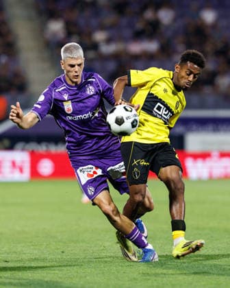 SOCCER - UEFA ECL, A.Wien vs Beita VIENNA,AUSTRIA,13.AUG.26 - SOCCER - UEFA Conference League, qualification, FK Austria Wien vs Beitar Jerusalem. Image shows Vasilije Markovic (A.Wien) and Dagatz Worko (Beitar).  GEPAxpictures xArminxRauthner