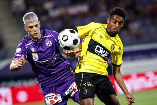 SOCCER - UEFA ECL, A.Wien vs Beita VIENNA,AUSTRIA,13.AUG.26 - SOCCER - UEFA Conference League, qualification, FK Austria Wien vs Beitar Jerusalem. Image shows Vasilije Markovic (A.Wien) and Dagatz Worko (Beitar).  GEPAxpictures xArminxRauthner
