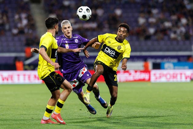 SOCCER - UEFA ECL, A.Wien vs Beita VIENNA,AUSTRIA,13.AUG.26 - SOCCER - UEFA Conference League, qualification, FK Austria Wien vs Beitar Jerusalem. Image shows Nevo Shedo (Beitar), Vasilije Markovic (A.Wien) and Dagatz Worko (Beitar).  GEPAxpictures xArminxRauthner