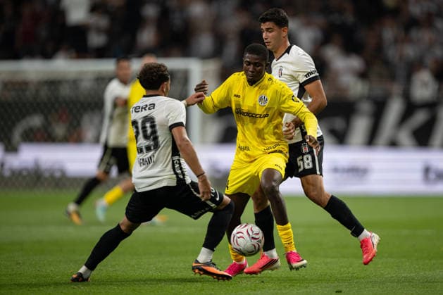 Besiktas v Hradec Kralove - UEFA Europa League ISTANBUL, TURKIYE - AUGUST 13: Besiktas players Ilhan Fakili (29) and Yasin Ozcan (58) compete for the ball with FC Hradec Kralove player Abdullahi Umar (24) during the UEFA Europa League third qualifying round second-leg match between Besiktas and FC Hradec Kralove at Tupras Stadium in Istanbul, Turkiye on August 13, 2026. Celal Gunes Anadolu Istanbul Turkey. Editorial use only. Please get in touch for any other usage.  Copyright: x2026xAnadoluxCelalxGunesx