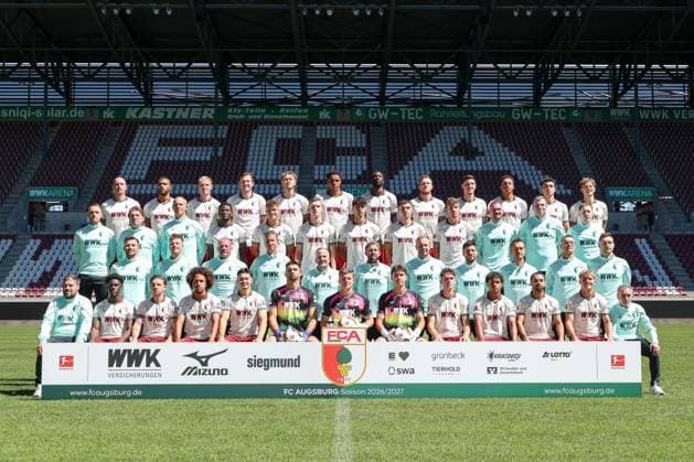 FC Augsburg 1907 1. BL, Porträttermin 2026 2027, Mannschaftsfoto, Untere Reihe von links: Zeugwart Christoph Schade, NathanaÃ«l Mbuku, Mads Pedersen, Han-Noah Massengo, Fabian Rieder, Nediljko LabroviÄ‡, Finn Dahmen, Tom Wisbereit, Tim Schnitzer, Faik Sakar, Alexis Claude-Maurice, Hennes Behrens, Zeugwart Salvatore Belardo Zweite Reihe von links: Physiotherapeut Marcel Schoder, Physiotherapeut Julian Binder, Torwarttrainer Michael Weirich, Co-Trainer Frank Fröhling, Cheftrainer Manuel Baum, Co-Trainer Alexander Frankenberger, Co-Trainer Felix Kling, Spiel- und Videoanalyst Benedikt Brust, Reha- und Athletiktrainer Andreas Bäumler, Reha- und Athletiktrainer Frank Roßner, Reha- und Athletiktrainer Christian Hahn Dritte Reihe von links: Physiotherapeut Tim Gulde, Mannschaftsarzt Dr. Andreas Weigel, Mannschaftsarzt Dr. Jens-Ulrich Otto, Uchenna Ogundu, Robin Fellhauer, Anton Kade, Rodrigo Ribeiro, Mert KömuÌˆr, Kristijan JakiÄ‡, Physiotherapeut David MuÌˆller, Teamkoordinator Jan Reckord, Teammanager Philipp Dolla Obere Reihe von links: Marius Wolf, Steve MouniÃ , Tim Breithaupt, Michael Gregoritsch, Calvin Brackelmann, Noahkai Banks, Chrislain Matsima, Jeffrey Gouweleeuw, Keven Schlotterbeck, Sima Suso, Thomas Kastanaras, Yannik Keitel Augsburg Bayern Deutschland *** FC Augsburg 1907, Bundesliga 1, Photo Session 2026–2027, Team Photo, Bottom Row from Left: Equipment Manager Christoph Schade, Nathanaël Mbuku, Mads Pedersen, Han Noah Massengo, Fabian Rieder, Nediljko Labrovic, Finn Dahmen, Tom Wisbereit, Tim Schnitzer, Faik Sakar, Alexis Claude Maurice, Hennes Behrens, equipment manager Salvatore Belardo; second row from left: physical therapist Marcel Schoder, physical therapist Julian Binder, goalkeeper coach Michael Weirich, assistant coach Frank Fröhling, head coach Manuel Baum, Assistant Coach Alexander Frankenberger, Assistant Coach Felix Kling, Game and Video Analyst Benedikt Brust, Rehabilitation and Strength and Conditioning Coach Andreas Bäumler, Rehabilitation and Strength and Conditioning Coach Frank Roßner, Rehabilitation and Strength and Conditioning Coach Christian Hahn Third row from the left: Physical Therapist Tim Gulde, Team Doctor Dr. Andreas Weigel, team doctor Dr. Jens Ulrich Otto, Uchenna Ogundu, Robin Fellhauer, Anton Kade, Rodrigo Ribeiro, Mert KömuÌˆr, Kristijan JakiÄ‡, physical therapist David MuÌˆller, team coordinator Jan Reckord, team manager Philipp Dolla; top row, from left: Marius Wolf, Steve Mounià, Tim Breithaupt, Michael Gregoritsch, Calvin Brackelmann, Noahkai Banks, Chrislain Matsima, Jeffrey Gouweleeuw, Keven Schlotterbeck, Sima Suso, Thomas Kastanaras, Yannik Keitel Augsburg Bayern Germany Copyright: ximago kolbert-press ChristianxKolbertx