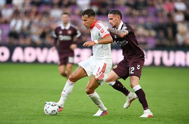 Amar Dedic of Benfica and Tom Renaud of Hearts Heart of Midlothian v Benfica, UEFA Europa League, 3rd Qualifying Round, Second Leg, Football, Tynecastle Park, Edinburgh, Scotland, UK - 13 Aug 2026Edinburgh Tynecastle Park United Kingdom  Copyright: xNeilxHanna Shutterstockx 17069356ap