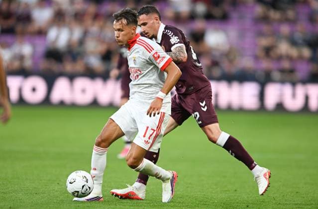 Amar Dedic of Benfica and Tom Renaud of Hearts Heart of Midlothian v Benfica, UEFA Europa League, 3rd Qualifying Round, Second Leg, Football, Tynecastle Park, Edinburgh, Scotland, UK - 13 Aug 2026Edinburgh Tynecastle Park United Kingdom  Copyright: xNeilxHanna Shutterstockx 17069356aq