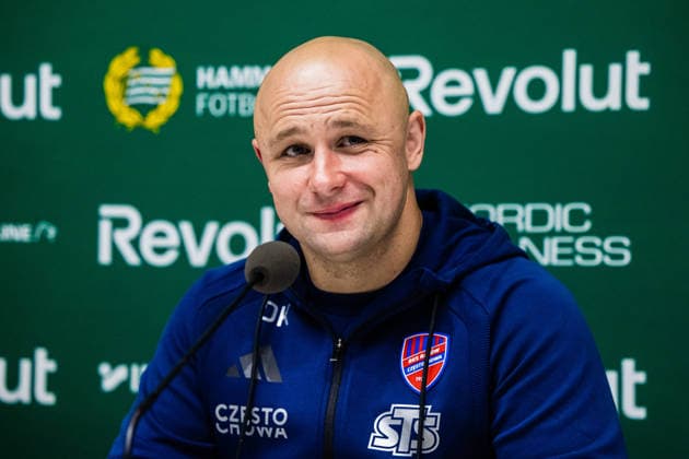 260813 coach Dawid Kroczek of Rakow during the press conference, PK, Pressekonferenz after the UEFA Conference League qualifying football match between Hammarby and Rakow on August 13, 2026 in Stockholm. Photo: Kenta Jönsson BILDBYRAN COP 210 KJ0361 fotboll football soccer fotball uefa conference league conference league hammarby rakow bbeng *** August 13, 2026: Coach Dawid Kroczek of Rakow during the press conference following the UEFA Conference League qualifying soccer match between Hammarby and Rakow on August 13, 2026 in Stockholm. Photo by Kenta Jönsson, BILDBYRAN COP 210 KJ0361. soccer, football, UEFA Conference League, Hammarby, Rakow, bbeng  Copyright: KENTAxJÖNSSON BB260813KJ092