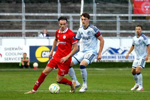 DUBLIN - (lr) Daniel Kelly of Shelbourne, Youri Baas of Ajax during the UEFA Conference League 3rd qualifying round match between Shelbourne FC and AFC Ajax at Tolka Park Stadium on August 12, 2026 in Dublin, Ireland. JACK MULLINS ANP xVIxANPxSportx xxANPxIVx 565411166 originalFilename: 565411166.jpg