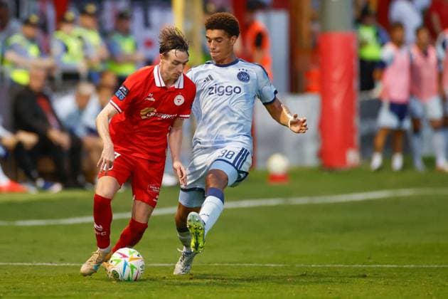 DUBLIN , 13-08-2026, Tolka Park Stadium , season 2026 2027 , UEFA Conference League play-off football . Match between Shelbourne FC and Ajax, Picture shows Shelbourne player Daniel Kelly and Ajax player Aaron Bouwman Shelbourne - Ajax  x205683640x Copyright: