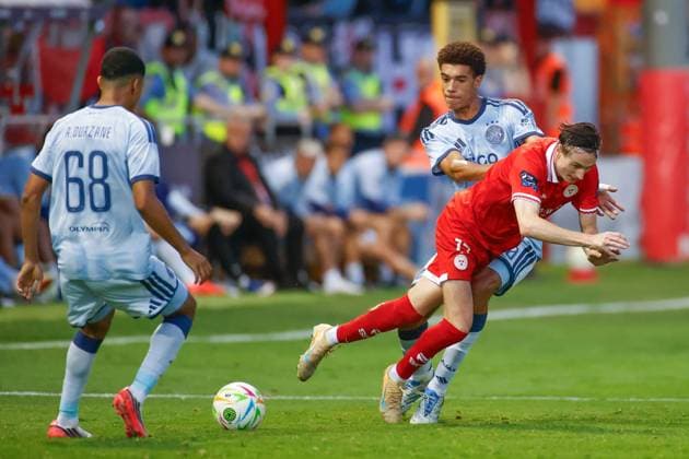 DUBLIN , 13-08-2026, Tolka Park Stadium , season 2026 2027 , UEFA Conference League play-off football . Match between Shelbourne FC and Ajax, Picture shows Shelbourne player Daniel Kelly and Ajax player Aaron Bouwman Shelbourne - Ajax  x205683646x Copyright: