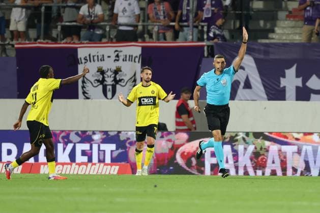 13.August.2026 - SOCCER - 2026 27 UEFA Conference League, Third Qualifying Round, 2nd Leg, FK Austria Wien vs Beitar Jerusalem Lukasz Kuzma (Referee) disallows a goal for offside Vienna Franz-Horr-Stadion (Generali-Arena) Vienna Austria Copyright: xYigitxOermex xPsxImagesxYigitxOermex xPsxImagesx