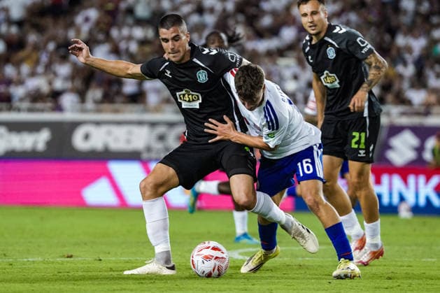 Fussball: Kroatien: UEFA Conference League Qualifikation 2026 2027 - 3. Runde, 13.08.2026 - HNK Hajduk Split (Kroatien) vs. FK Zalgiris Vilnius (Litauen) - Stadion Poljud (Split, Kroatien); Petar Bosancic (FK Zalgiris), Andelo Sutalo (Hajduk Split) *** Soccer Croatia UEFA Conference League Qualifiers 2026–2027, Round 3, August 13, 2026, HNK Hajduk Split (Croatia) vs. FK Zalgiris Vilnius (Lithuania), Poljud Stadium, Split, Croatia; Petar Bosancic (FK Zalgiris), Andelo Sutalo (Hajduk Split) Copyright: xLUKAxKOLANOVICx