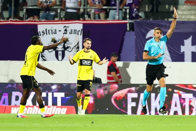 13.August.2026 - SOCCER - 2026 27 UEFA Conference League, Third Qualifying Round, 2nd Leg, FK Austria Wien vs Beitar Jerusalem Lukasz Kuzma (Referee) disallows a goal for offside Vienna Franz-Horr-Stadion (Generali-Arena) Vienna Austria Copyright: xYigitxOermex xPsxImagesxYigitxOermex xPsxImagesx