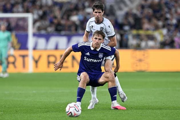 Anderlecht s Danylo Sikan and PAOK s Aritz Elustondo pictured in action during a game between Belgian RSC Anderlecht and Greek club PAOK , in Anderlecht, Brussels, Belgium, on Thursday 13 August 2026, a return leg game in the third qualifying round of the UEFA Europa League competition. RSCA won 0-1 the first leg. JILLxDELSAUX  x183321143x