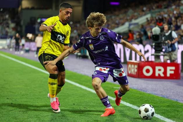 13.August.2026 - SOCCER - 2026 27 UEFA Conference League, Third Qualifying Round, 2nd Leg, FK Austria Wien vs Beitar Jerusalem Liel Deri (Beitar Jerusalem) and Hasan Deshihsku (Austria Wien) in one-on-one Vienna Franz-Horr-Stadion (Generali-Arena) Vienna Austria Copyright: xYigitxOermex xPsxImagesxYigitxOermex xPsxImagesx