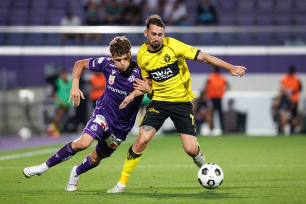 SOCCER - UEFA ECL, A.Wien vs Beita VIENNA,AUSTRIA,13.AUG.26 - SOCCER - UEFA Conference League, qualification, FK Austria Wien vs Beitar Jerusalem. Image shows Matteo Schablas (A.Wien) and Omer Atzili (Beitar).  GEPAxpictures xArminxRauthner