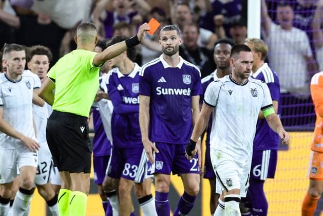 PAOK s Andrija Zivkovic leaves the field after receiving a red card during a game between Belgian RSC Anderlecht and Greek club PAOK , in Anderlecht, Brussels, Belgium, on Thursday 13 August 2026, a return leg game in the third qualifying round of the UEFA Europa League competition. RSCA won 0-1 the first leg. BRUNOxFAHY  x183322182x