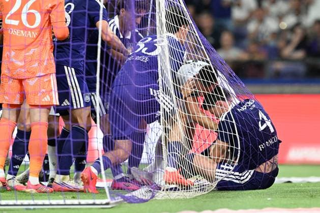 Anderlecht s Giulian Biancone and PAOK s Andrija Zivkovic pictured during a game between Belgian RSC Anderlecht and Greek club PAOK , in Anderlecht, Brussels, Belgium, on Thursday 13 August 2026, a return leg game in the third qualifying round of the UEFA Europa League competition. RSCA won 0-1 the first leg. JILLxDELSAUX  x183322228x