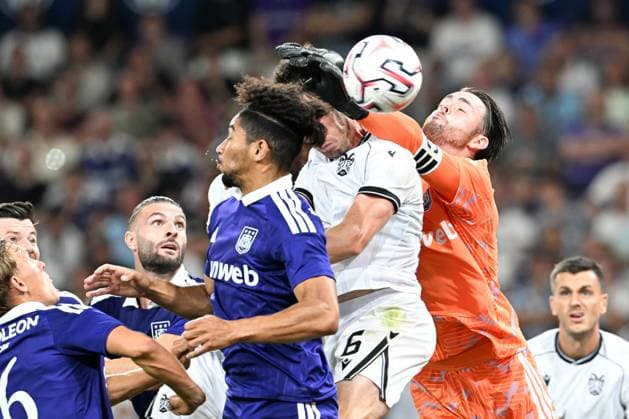 Anderlecht s Nathan Saliba; PAOK s Aritz Elustondo and Anderlecht s goalkeeper Colin Coosemans pictured in action during a game between Belgian RSC Anderlecht and Greek club PAOK , in Anderlecht, Brussels, Belgium, on Thursday 13 August 2026, a return leg game in the third qualifying round of the UEFA Europa League competition. RSCA won 0-1 the first leg. JILLxDELSAUX  x183322214x