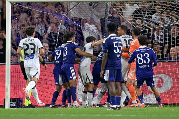 260813 RSC Anderlecht vs PAOK players of anderlecht and paok fight for the ball after the 3-2 goal pictured during the third qualifying round - 2nd leg in the 2026-2027 Uefa Europa League season between RSC Anderlecht and PAOK FC Saloniki from Greece on August 13 , 2026 in Anderlecht, Belgium. (Photo by David Catry Isosport) Anderlecht Belgium  Copyright: xDavidxCatryx 20260813DC2_4924