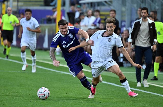 RSC Anderlecht v PAOK - UEFA Europa League BRUSSELS, BELGIUM - AUGUST 13: RSC Anderlecht s Giannis Konstantelias (R) in action during the UEFA Europa League match between RSC Anderlecht and PAOK at Lotto Park in Brussels, Belgium, on August 13, 2026. Dursun Aydemir Anadolu Brussels Belgium. Editorial use only. Please get in touch for any other usage.  Copyright: x2026xAnadoluxDursunxAydemirx