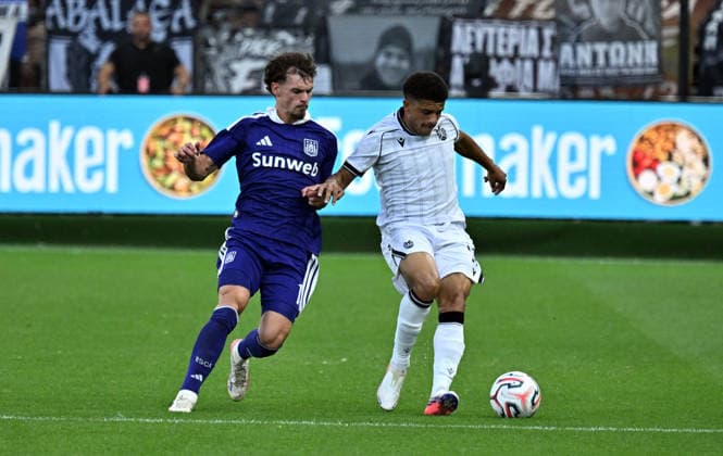 RSC Anderlecht v PAOK - UEFA Europa League BRUSSELS, BELGIUM - AUGUST 13: RSC Anderlecht s Giannis Konstantelias (R) in action against Enric Llansana (L) during the UEFA Europa League match between RSC Anderlecht and PAOK at Lotto Park in Brussels, Belgium, on August 13, 2026. Dursun Aydemir Anadolu Brussels Belgium. Editorial use only. Please get in touch for any other usage.  Copyright: x2026xAnadoluxDursunxAydemirx