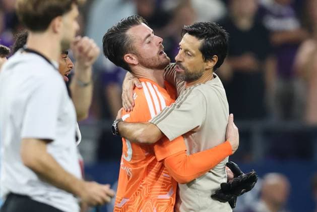 Anderlecht s goalkeeper Colin Coosemans and Anderlecht s head coach Vitor Bruno celebrate after winning a game between Belgian RSC Anderlecht and Greek club PAOK , in Anderlecht, Brussels, Belgium, on Thursday 13 August 2026, a return leg game in the third qualifying round of the UEFA Europa League competition. RSCA won 0-1 the first leg. BRUNOxFAHY  x183322364x