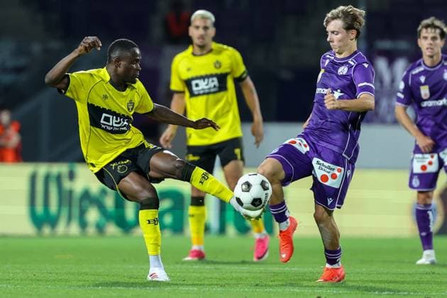 13.August.2026 - SOCCER - 2026 27 UEFA Conference League, Third Qualifying Round, 2nd Leg, FK Austria Wien vs Beitar Jerusalem Boris Takang (Beitar Jerusalem) and Hasan Deshihsku (Austria Wien) in one-on-one Vienna Franz-Horr-Stadion (Generali-Arena) Vienna Austria Copyright: xYigitxOermex xPsxImagesxYigitxOermex xPsxImagesx