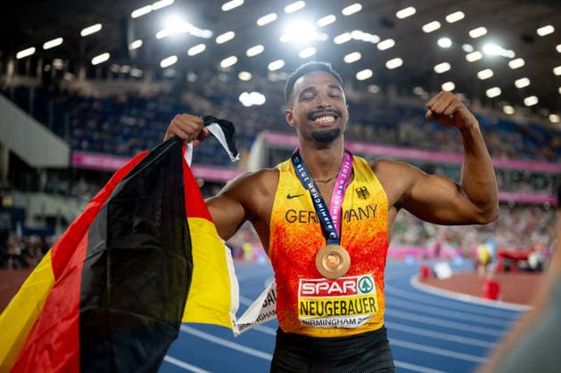 13.08.2026, GBR, Leichtathletik, Europameisterschaft 2026, Abendsession Tag 4, Birmingham Leo Neugebauer ( Deutschland ) jubelt über Sieg und Gold Medaille, Zehnkampf Herren Birmingham Alexander Stadium England Großbritannien *** August 13, 2026, GBR, Track and Field, 2026 European Championships, Evening Session, Day 4, Birmingham: Leo Neugebauer of Germany celebrates his victory and gold medal in the men s decathlon at Alexander Stadium in Birmingham, England, United Kingdom Copyright: xNordphoto Memmlerx