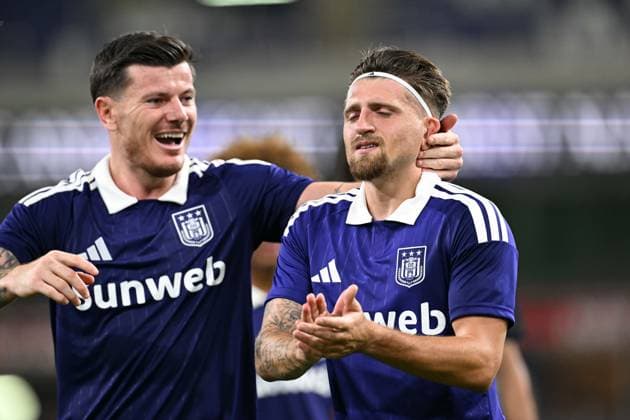 260813 RSC Anderlecht vs PAOK Giulian Biancone (4) of Anderlecht comforts Adriano Bertaccini (91) of Anderlecht pictured during the third qualifying round - 2nd leg in the 2026-2027 Uefa Europa League season between RSC Anderlecht and PAOK FC Saloniki from Greece on August 13 , 2026 in Anderlecht, Belgium. (Photo by David Catry Isosport) Anderlecht Belgium  Copyright: xDavidxCatryx 20260813DC2_5511