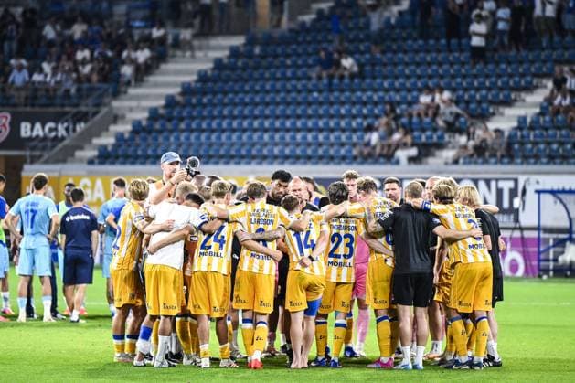 IFK Goteborg s head coach Stefan Billborn and his players look dejected after losing a game between Belgian KAA Gent and Swedish IFK Goteborg , in Gent, Belgium, on Thursday 13 August 2026, a return leg game in the third qualifying round of the UEFA Conference League competition. Gent won 0-1 the first leg. TOM GOYVAERTS TomxGoyvaerts  x183323085x