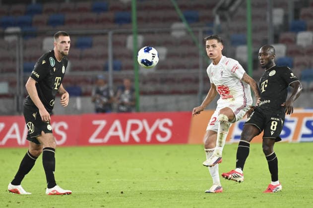 IPA87455929 - Toon Raemaekers (Fer), Kacper Urbanski (Gor), and Naby Keita (Fer) during the UEFA Europa League match between Gornik Zabrze and Ferencvaros at Arena Zabrze in Zabrze, Poland, on August 13, 2026  Copyright: xMichalxDubiel IPAxSportx xx 87455929