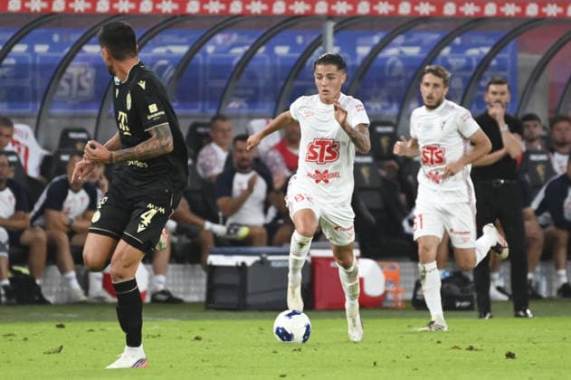 IPA87455924 - Mariano Gomez (Fer), Kacper Urbanski (Gor), and Michal Sacek (Gor) during the UEFA Europa League match between Gornik Zabrze and Ferencvaros at Arena Zabrze in Zabrze, Poland, on August 13, 2026  Copyright: xMichalxDubiel IPAxSportx xx 87455924