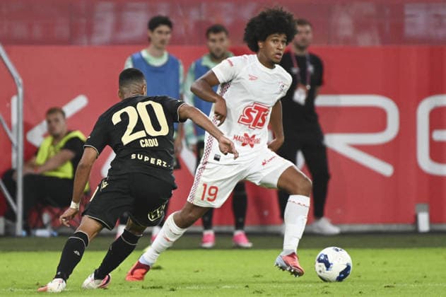 IPA87455939 - Cadu (Fer) and Peter Federico Gonzalez Carmona (Gor) during the UEFA Europa League match between Gornik Zabrze and Ferencvaros at the Arena Zabrze in Zabrze, Poland, on August 13, 2026  Copyright: xMichalxDubiel IPAxSportx xx 87455939