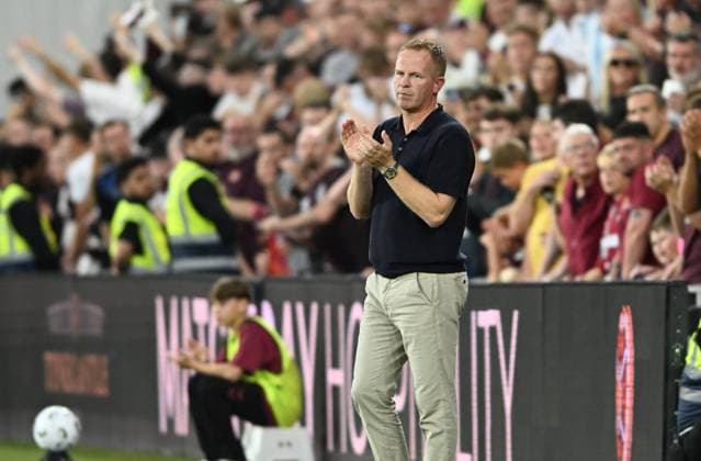 Wouter Vrancken, Head Coach of Hearts applauds his sides efforts during the game Heart of Midlothian v Benfica, UEFA Europa League, 3rd Qualifying Round, Second Leg, Football, Tynecastle Park, Edinburgh, Scotland, UK - 13 Aug 2026Edinburgh Tynecastle Park United Kingdom  Copyright: xNeilxHanna Shutterstockx 17069356cc
