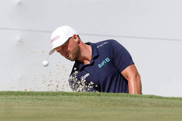 MEMPHIS, TN - AUGUST 13: Wyndham Clark of the United States watches his bunker shot on No. 17 during the first round of the FedEx St. Jude Championship, August 13, 2026, at TPC Southwind in Memphis, Tennessee. (Photo by Matthew Maxey Icon Sportswire) GOLF: AUG 13 PGA, Golf Herren FedEx St. Jude Championship EDITORIAL USE ONLY Icon260813073