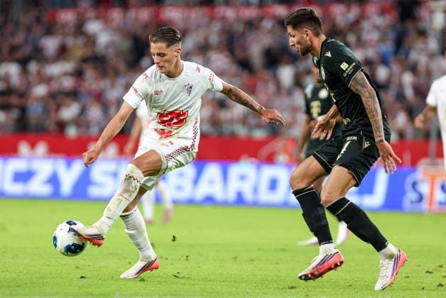 13.08.2026, Zabrze Liga Europy UEFA sezon 2026 27 runda III kwalifikacji, Gornik Zabrze - Ferencvaros Budapeszt - UEFA Europa League football Match season 2026 27 round III qualification Gornik Zabrze - Ferencvaros Budapest Nz. Kacper Urbanski Mariano Gomez Fot. Michal Chwieduk Arena Akcji NEWSPIX.PL --- newspix.pl 