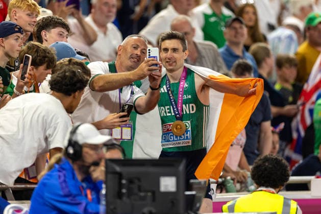 2026 European Athletics Championships, Alexander Stadium, Birmingham, England 13 8 2026 Men™s 800m Final Ireland™s Mark English interacts with fans after the race Mark English interacts with fans after the race 13 8 2026  Copyright: xx 0U6A2111_1