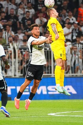 ISTANBUL, TURKEY - AUGUST 13: Salih Ozcan (L) of Besiktas and Ondrej Mihalik (17) of Hradec Kralove during the UEFA Europa League 2026 27 third qualifying round second leg match between Besiktas JK and Hradec Kralove at Besiktas Park on August 13, 2026 in Istanbul, Turkey. Istanbul Besiktas Turkey Copyright: xSeskimphotox Besiktas-Hradec-1308 (114)