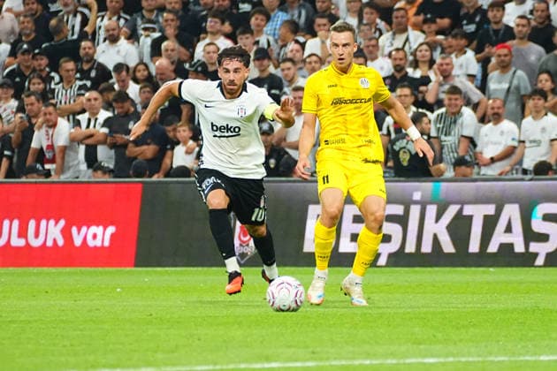 ISTANBUL, TURKEY - AUGUST 13: Orkun Kokcu (L) of Besiktas and Samuel Dancak (11) of Hradec Kralove battle for the ball during the UEFA Europa League 2026 27 third qualifying round second leg match between Besiktas JK and Hradec Kralove at Besiktas Park on August 13, 2026 in Istanbul, Turkey. Istanbul Besiktas Turkey Copyright: xSeskimphotox Besiktas-Hradec-1308 (116)