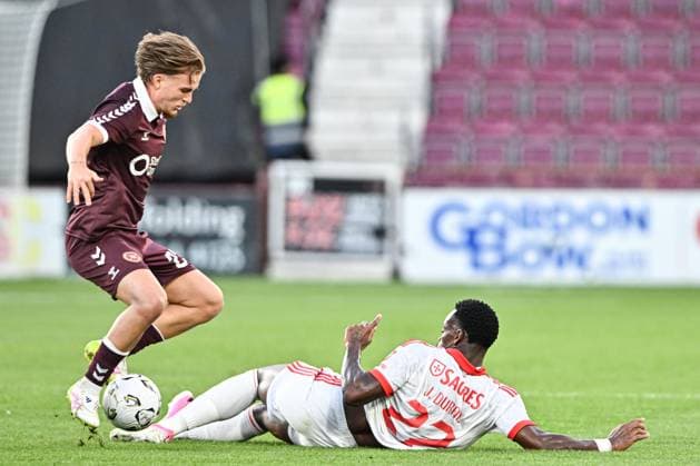 Heart of Midlothian v Benfica UEFA Europa League Jordi Altena of Heart of Midlothian is tackled by Jhon Duran of Benfica during the UEFA Europa League Third Qualifying Round Second Leg match at Tynecastle Park, Edinburgh 13 08 2026 UK Newspapers OUT Copyright: xJamiexJohnstonx FIL-23768-0160