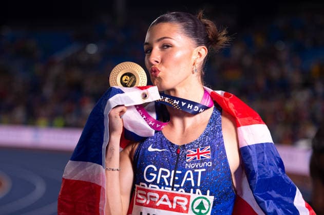 Amy Hunt of Great Britain and Northern Ireland poses with her gold medal after winning the Womens 200m at the European Athletics Championships at Alexander Stadium in Birmingham, England (Sean Walsh Sports Press Photo)  Copyright: xSeanxWalshx Sportspressphoto_SPR205595